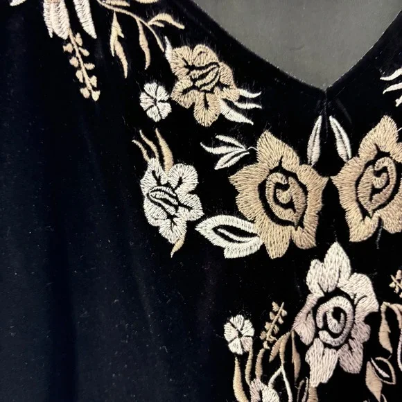 THML Black Velvet Floral Embroidered V-Neck Short Sleeve Top Bohemian Small - Picture 4 of 7